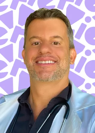 Médico Alexandre Naime, sorrindo, jaleco branco