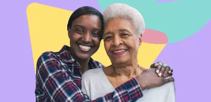 Mulher negra adulta abraçando outra mulher negra idosa